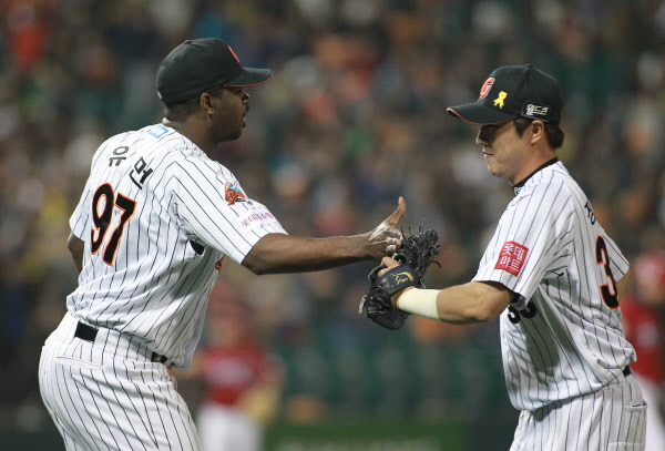 유먼 8회 위기상황을 넘기며 기뻐하는 모습